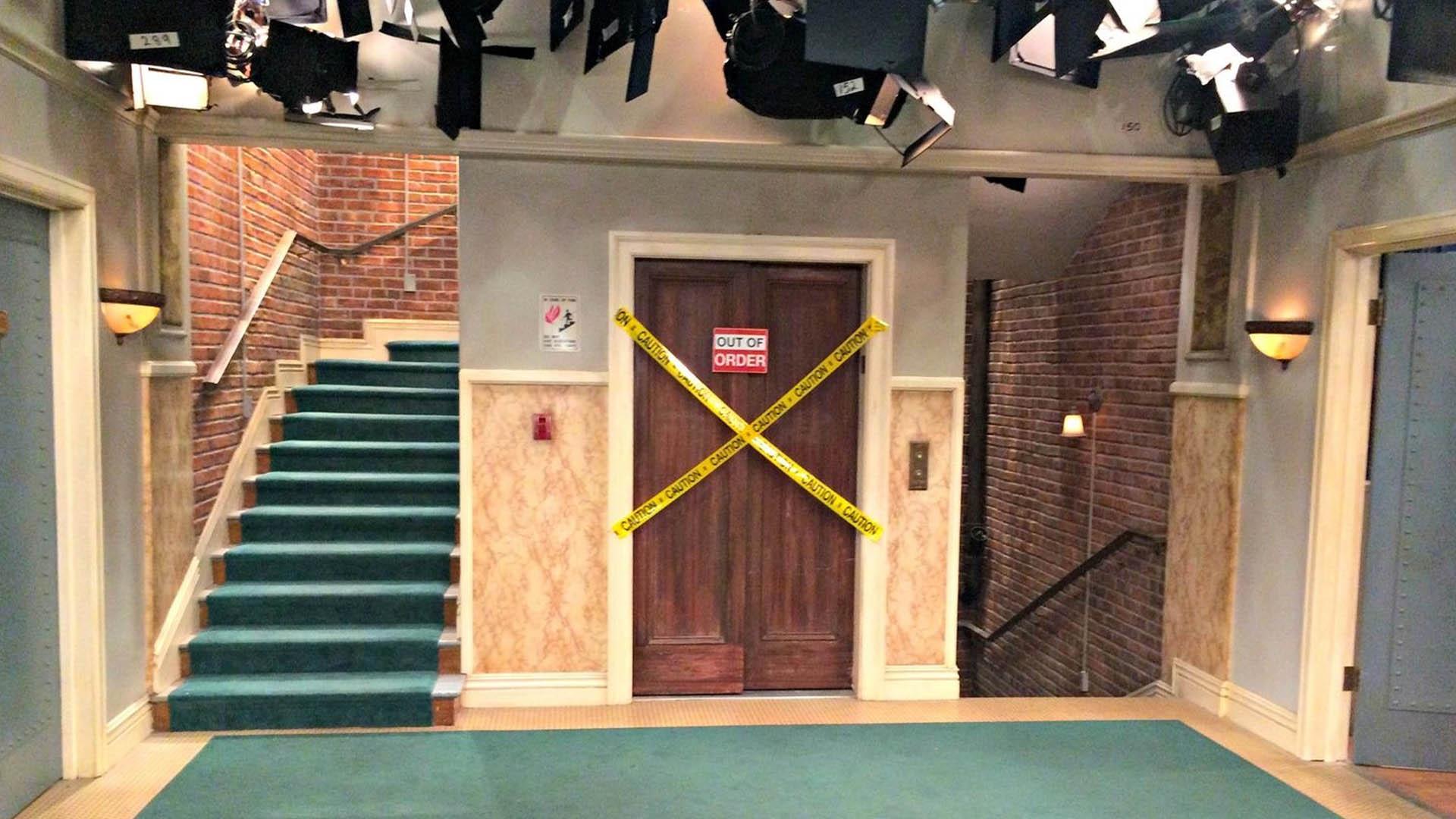 آسانسور راه‌پله و راه‌رو اصلی آپارتمان سریال The Big Bang Theory
