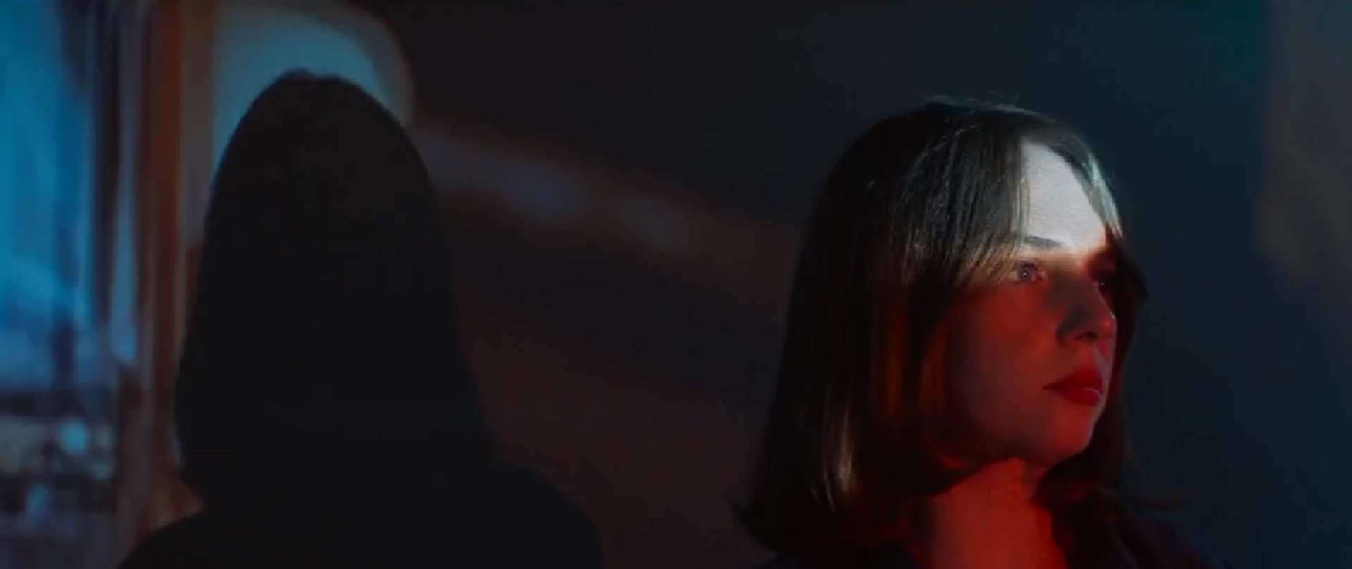 مایا هاوک در نقش فرانکی در صحنه‌ای که به حقیقت کثیف فضای مجازی پی برده است در فیلم جریان اصلی