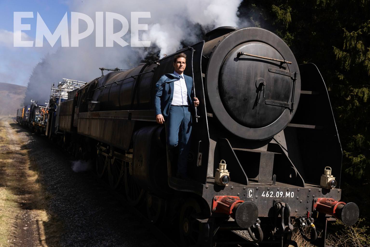 تام کروز در نقش ایتن هانت در حال بدلکاری روی قطار در فیلم Mission Impossible 7