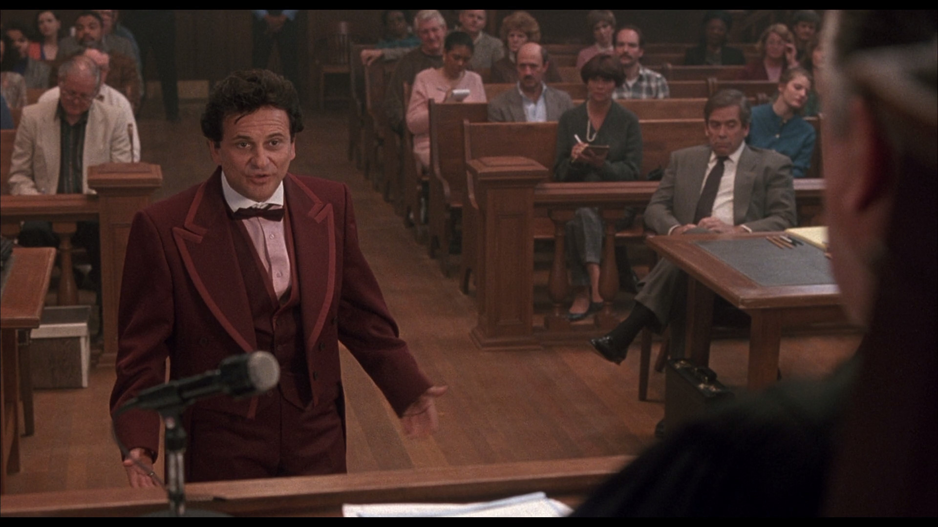 نمایی از جو پشی در فیلم دادگاهی پسر عمو وینی