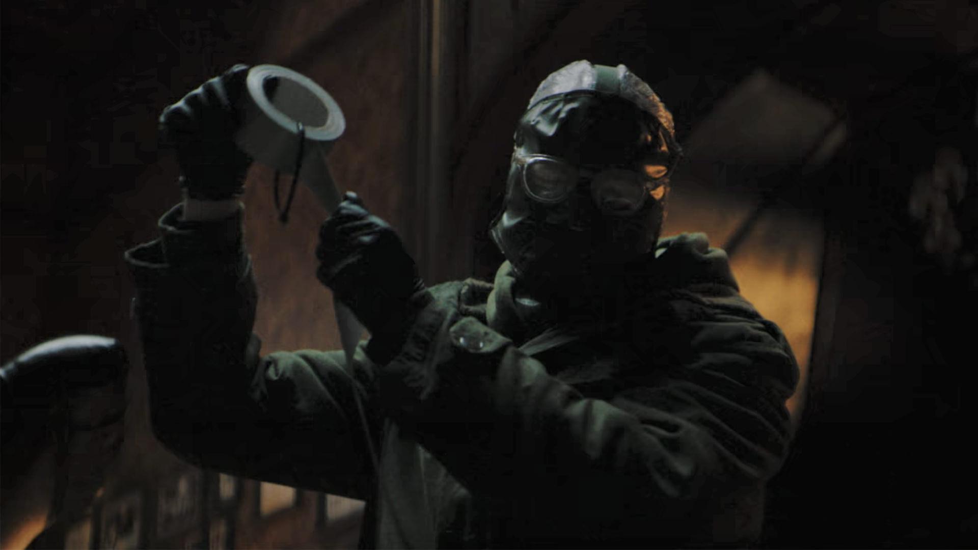 پل دینو در نقش ریدلر در حال باز کردن چسب در تریلر فیلم The Batman