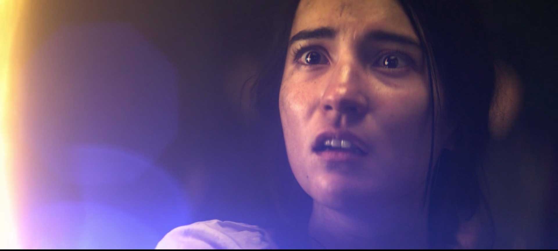 فوران نور از وجود جسی می لی در نقش الینا استارکوف سریال فانتزی سایه و استخوان شبکه آنلاین نتفلیکس و نگاه خیره بازیگر