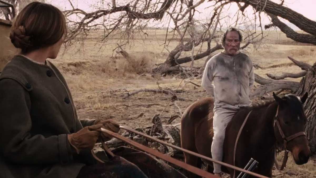 مرد به دار آویخته شده روی اسب و هیلاری سوانک مشغول کالسکه رانی در فیلم The Homesman
