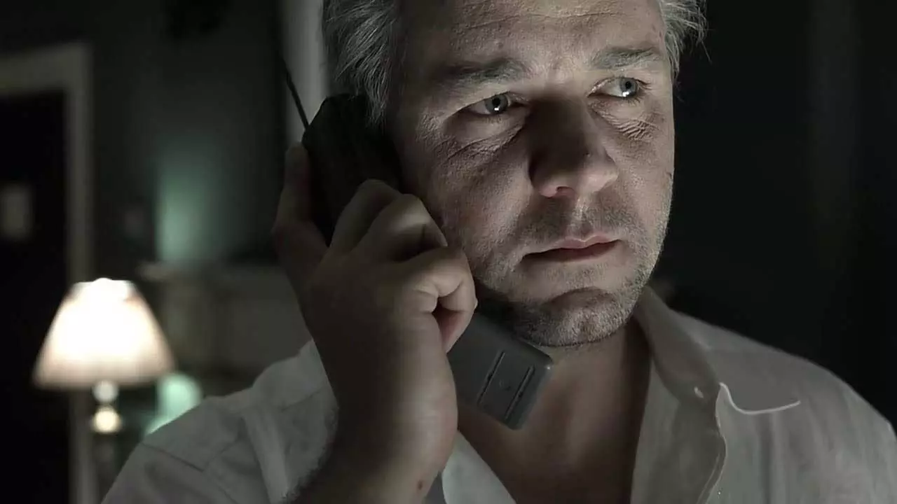 صورت رنگ پریده راسل کرو مشغول صحبت با تلفن در فیلم The Insider مایکل مان