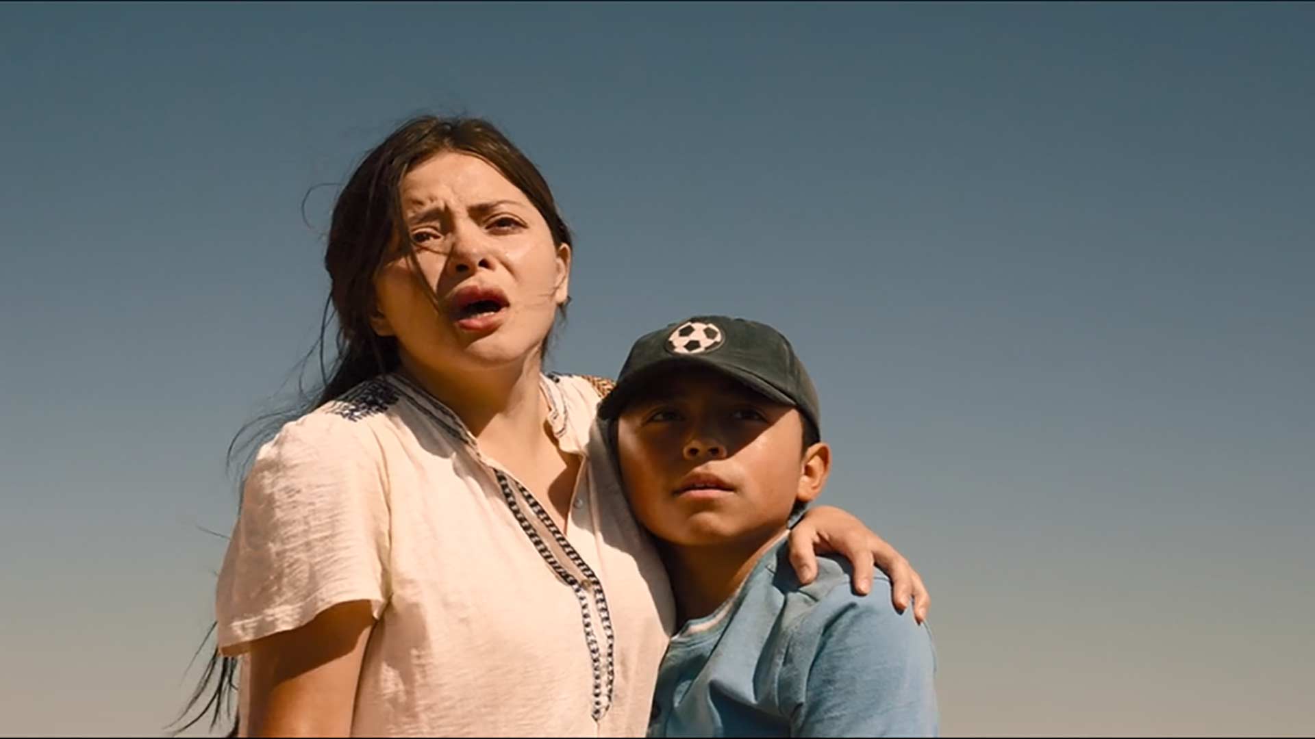 رزا در آغوش فرزندش در فیلم تیرانداز