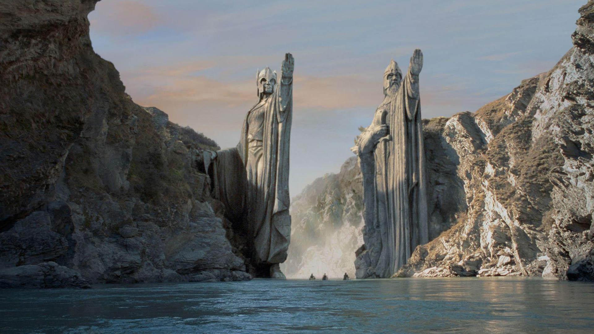 تصویری از مجسمه‌های عظیم در رودخانه در مجموعه سینمایی ارباب حلقه ها