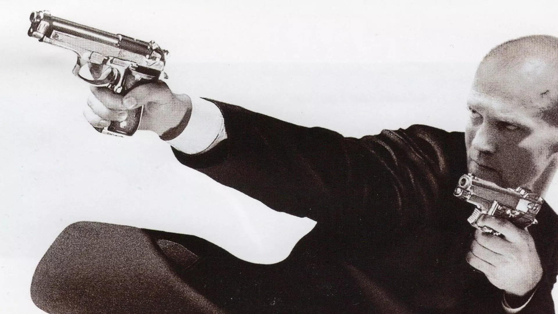 جیسون استاتهام در کاور فیلم ترانسپورتر درحال شلیک اسلحه