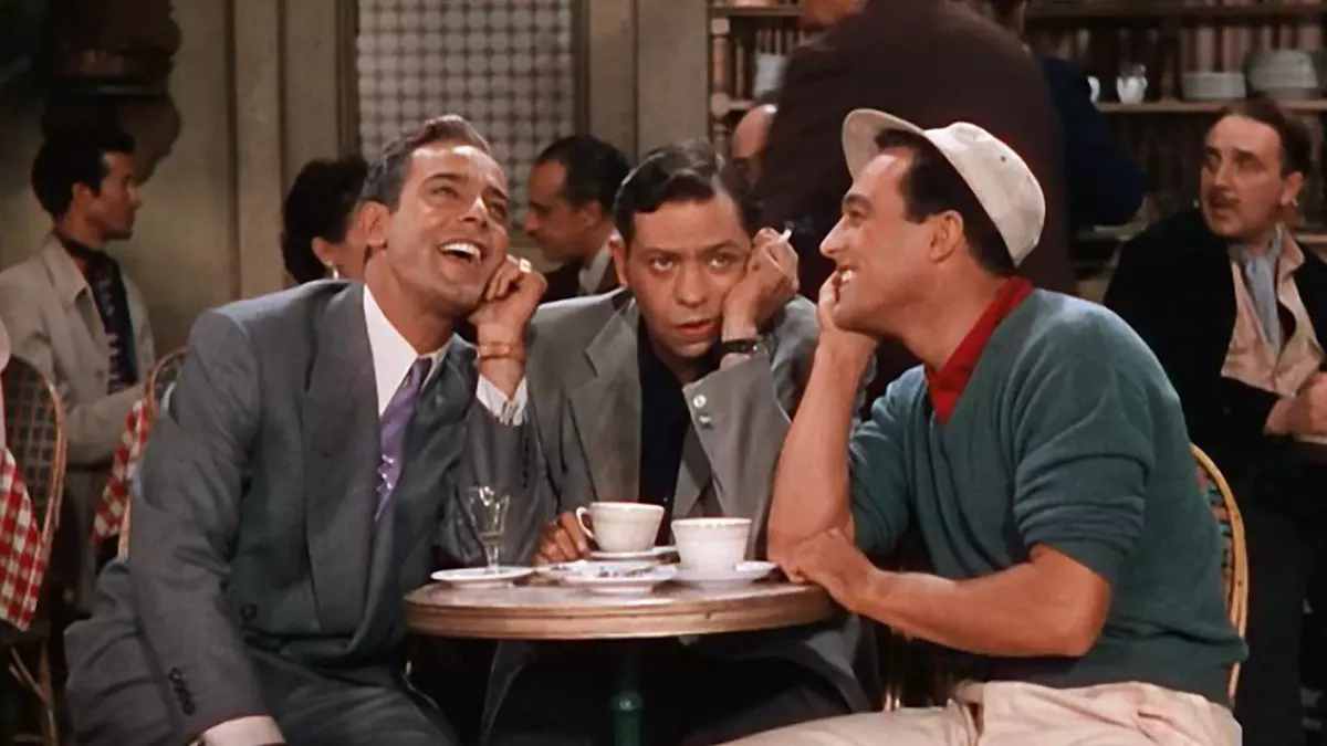 بازیگران در حال خندیدن در کافه در فیلم یک آمریکایی در پاریس