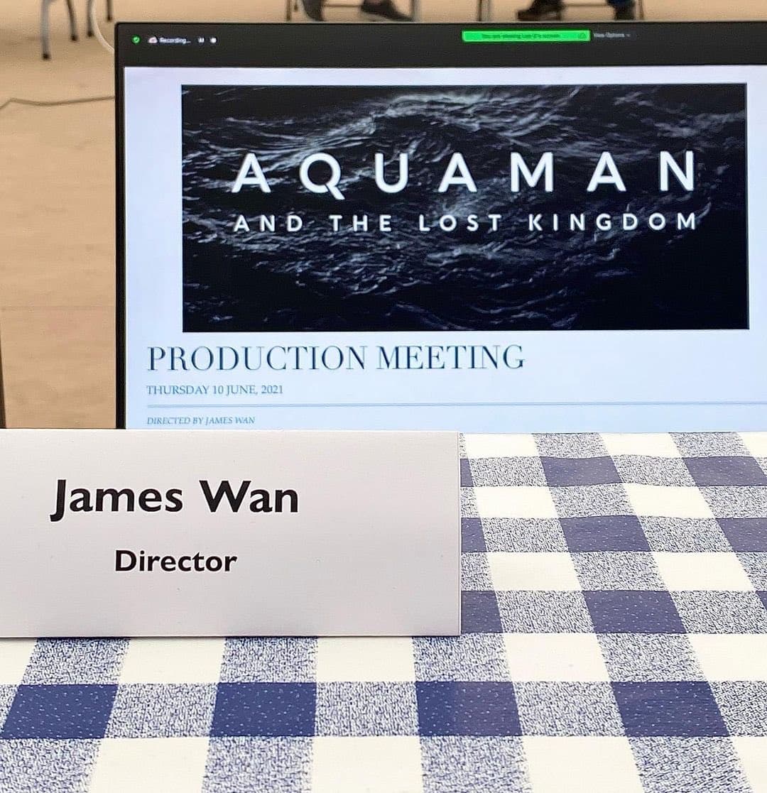 نقش بستن نام فیلم  Aquaman and the Lost Kingdom روی صفحه نمایش در جلسه اعضای تیم تولید فیلم