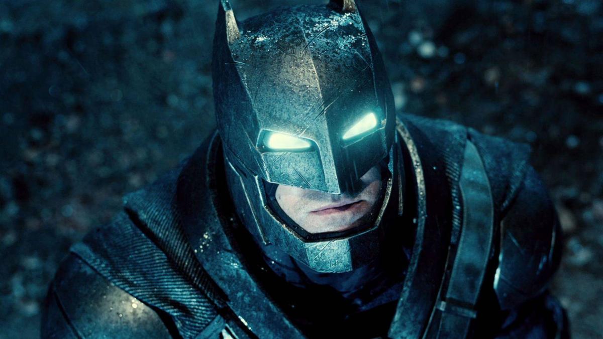 بن افلک در نقش بتمن با لباس آهنی  در فیلم Batman v Superman: Dawn of Justice