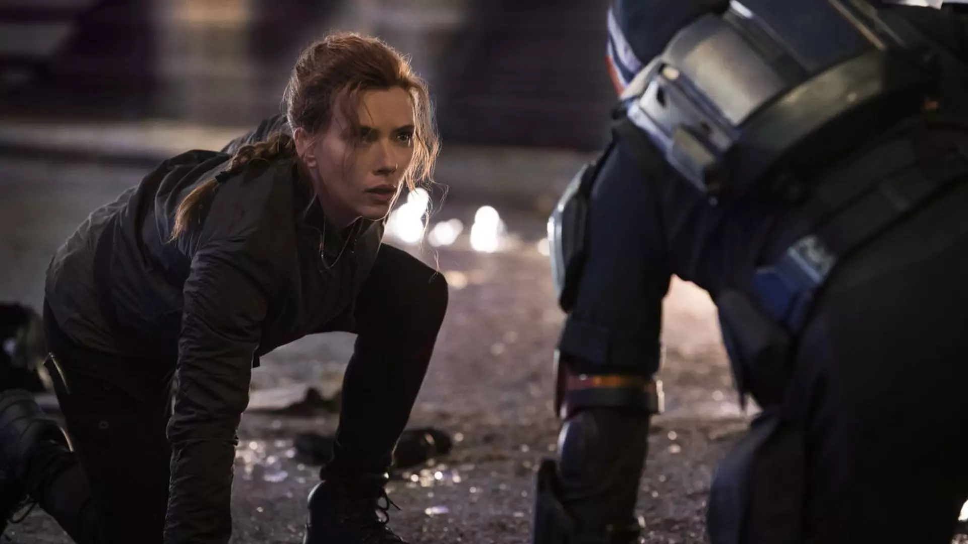 اسکارلت جوهانسون در نقش بلک ویدو در حال مبارزه با تسک مستر روی پل در فیلم Black Widow