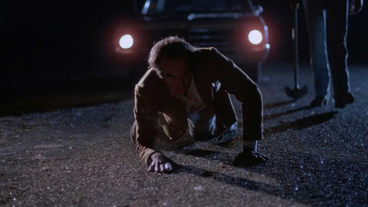 فیلم Blood Simple و مرد در حال کشان کشان حرکت کردن جلوی ماشین روشن