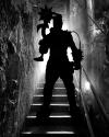 تصویر ضدنور از شخصیت کریگ در فیلم بودرلندز ایستاده روی راه پله