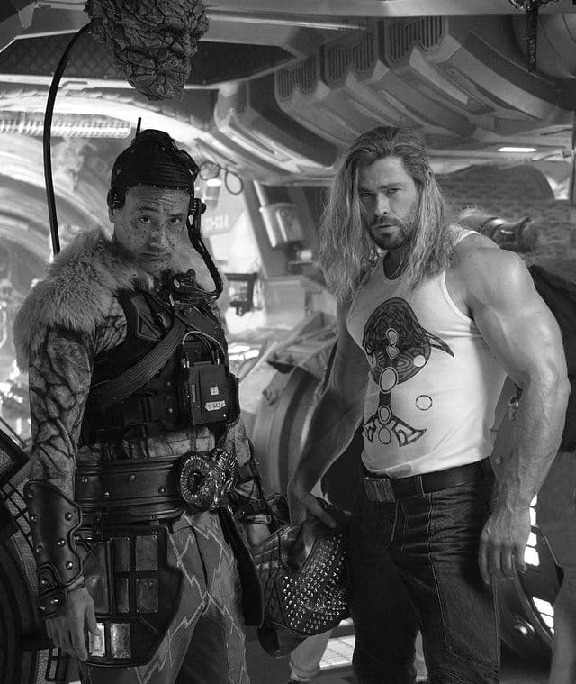 کریس همسورث در نقش ثور و تایکا وایتیتی در نقش کورگ در آخرین روز فیلمبرداری فیلم Thor: Love and Thunder