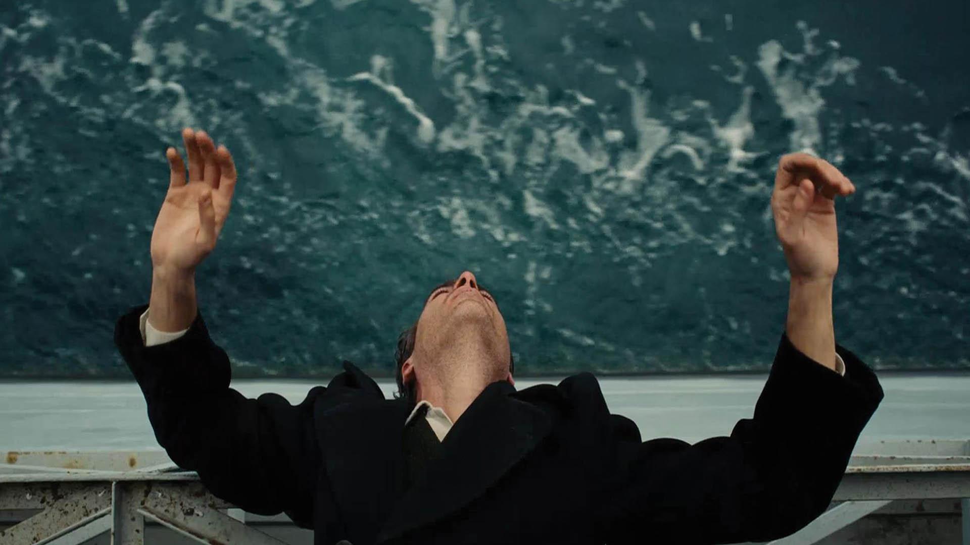 واکین فینیکس در فیلم The Master درحال آویزان شدن روی دریا
