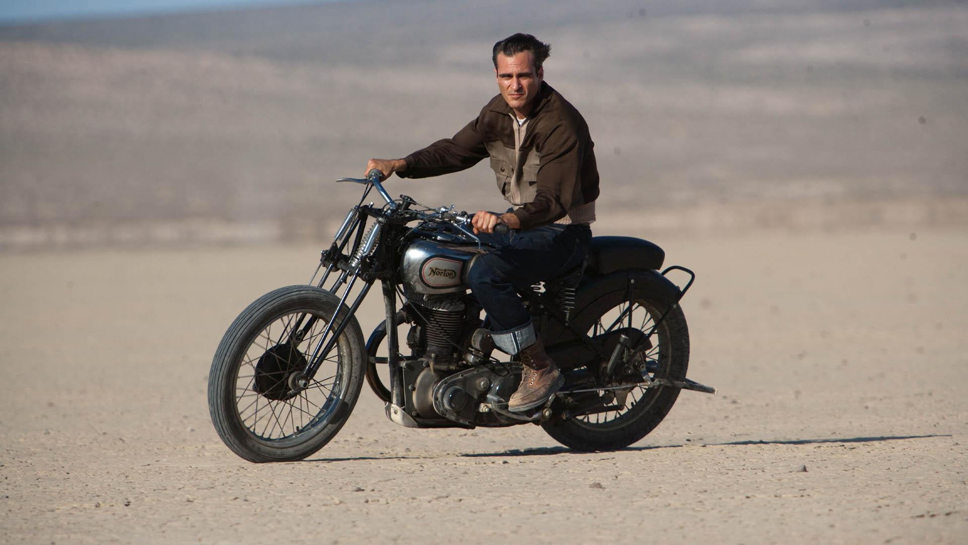 شخصیت فردی کوئل با بازی واکین فینیکس سوار بر یک موتور در فیلم The Master