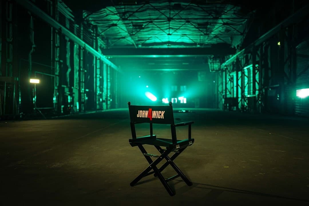 صندلی با لوگو فیلم جان ویک 4 در استودیو در اولین روز فیلمبرداری فیلم John Wick: Chapter 4