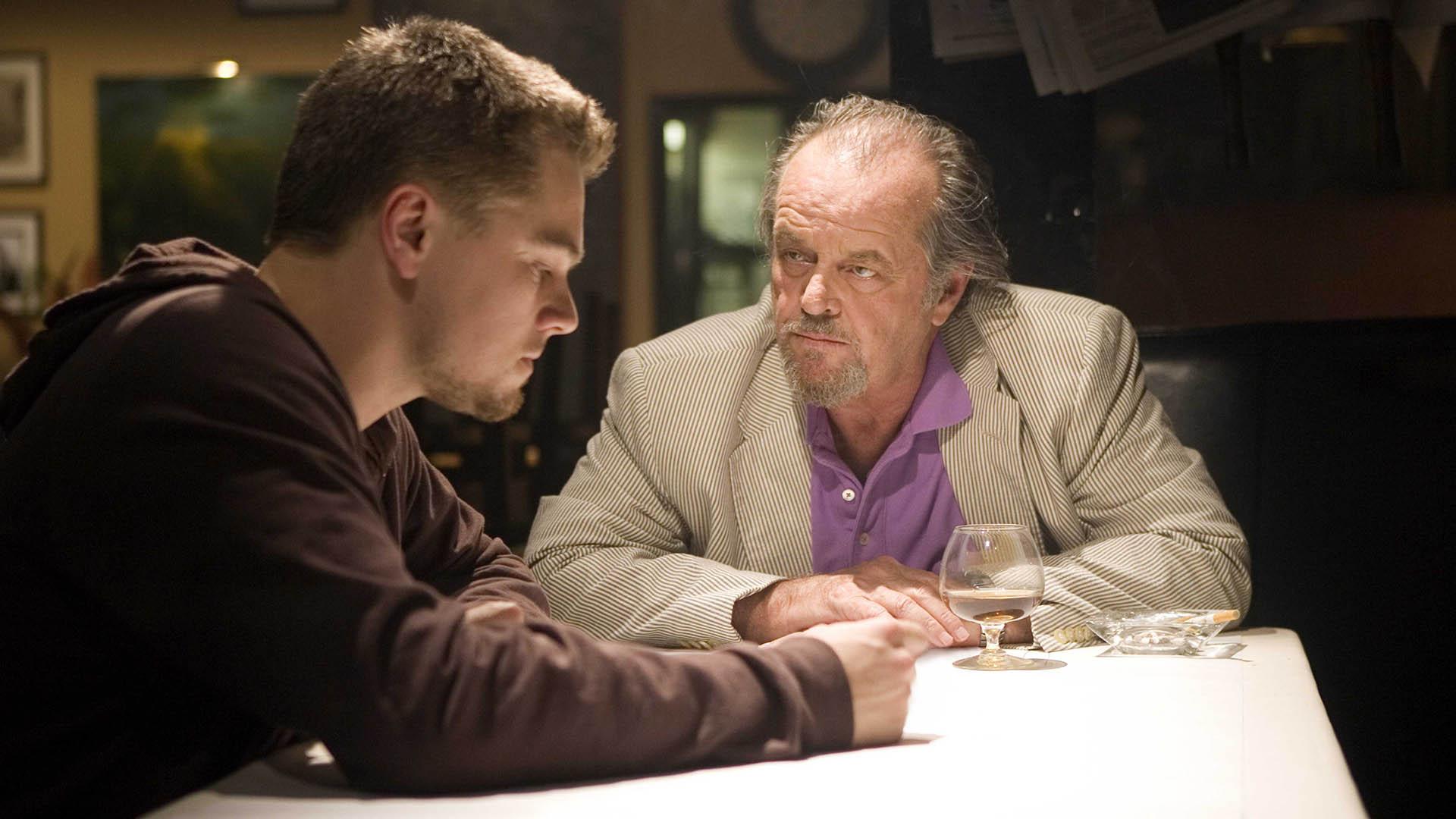 جک نیکلسون و لئوناردو دی‌کاپریو درحال صحبت سر یک میز در فیلم The Departed
