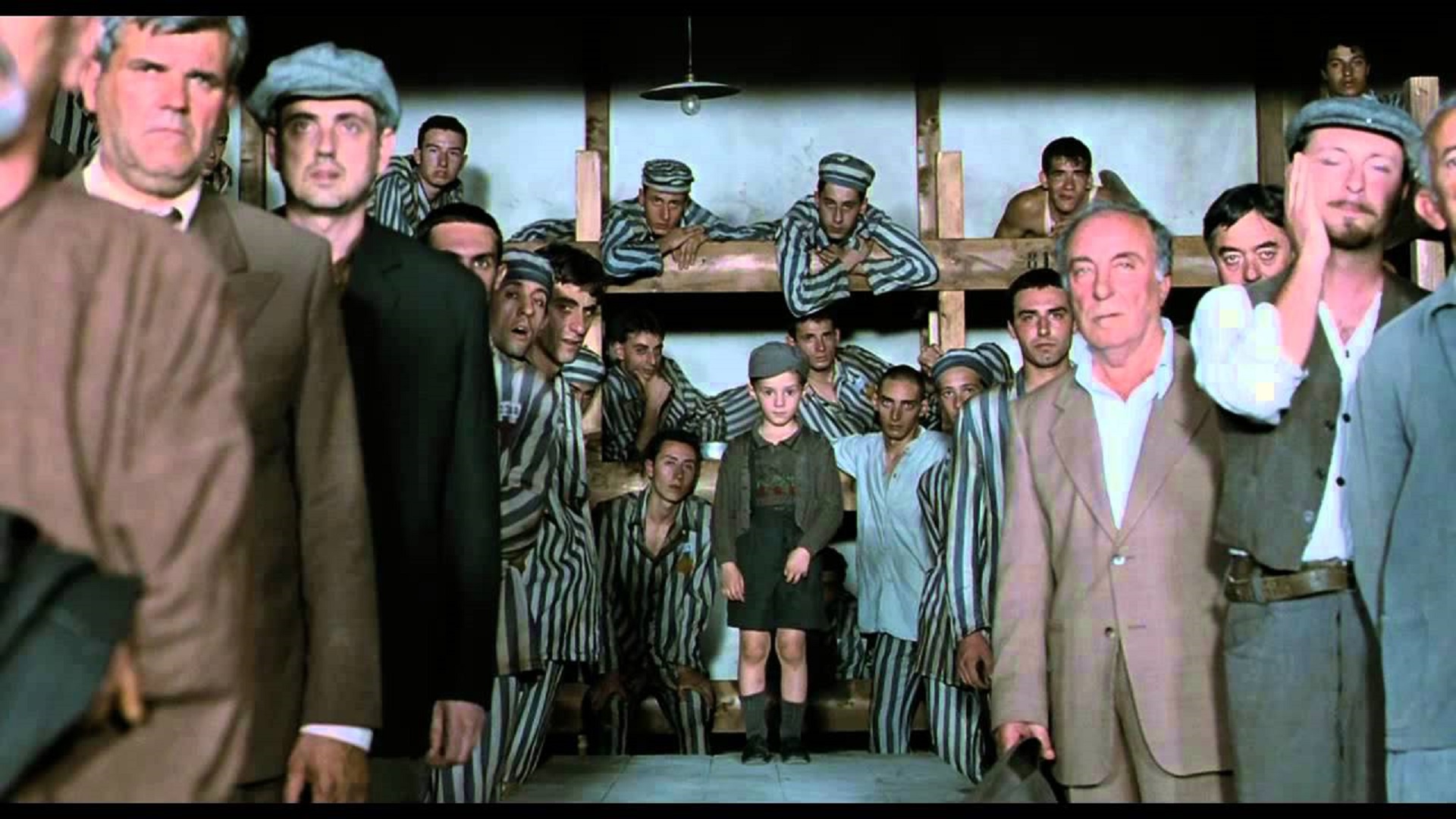 جیورجیو کانتارینی در نقش جاشوآ در زندان نازی ها در فیلم زندگی زیباست