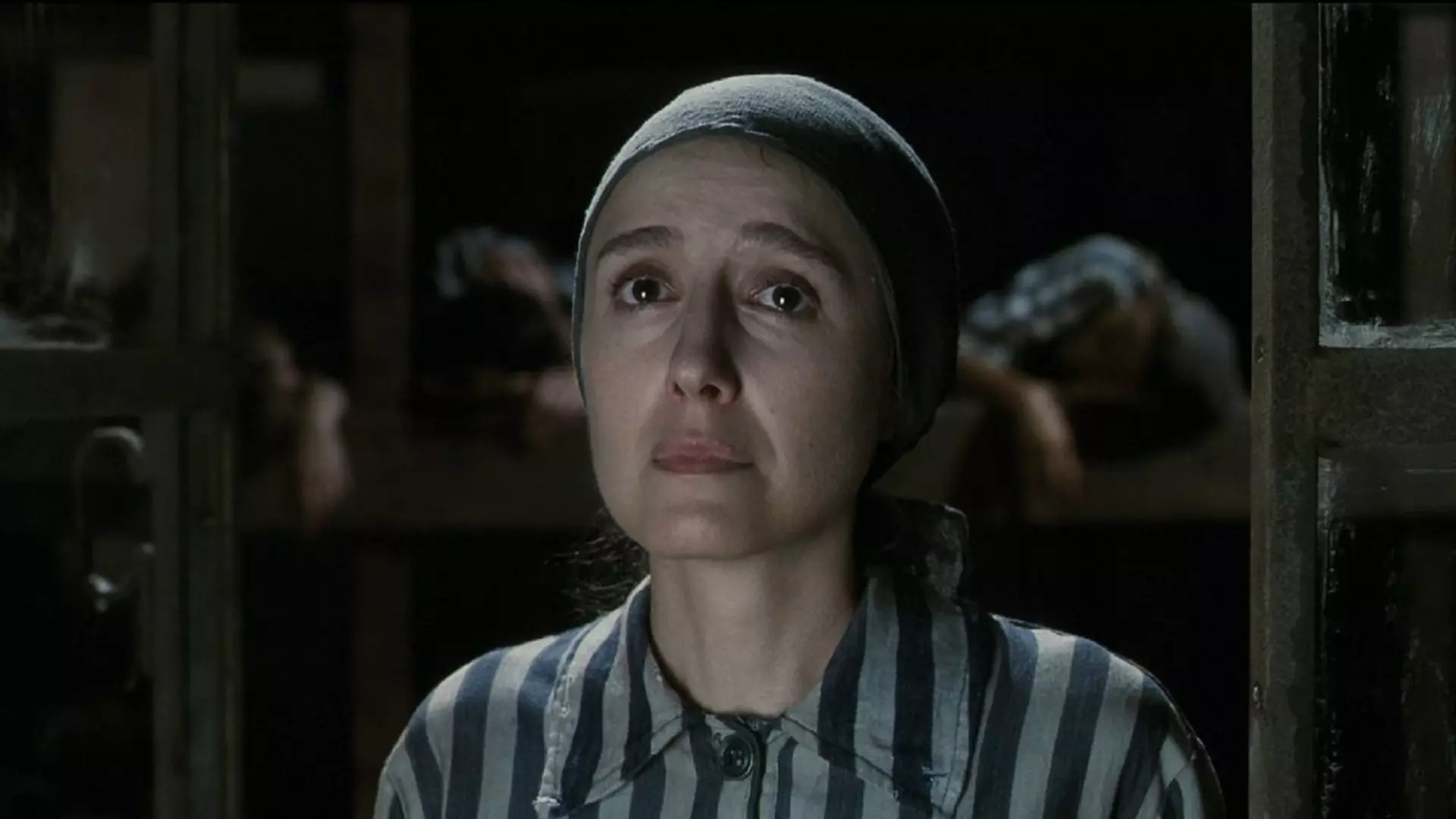 نیکولتا براسچی در اردوگاه یهودیان در فیلم زندگی زیباست