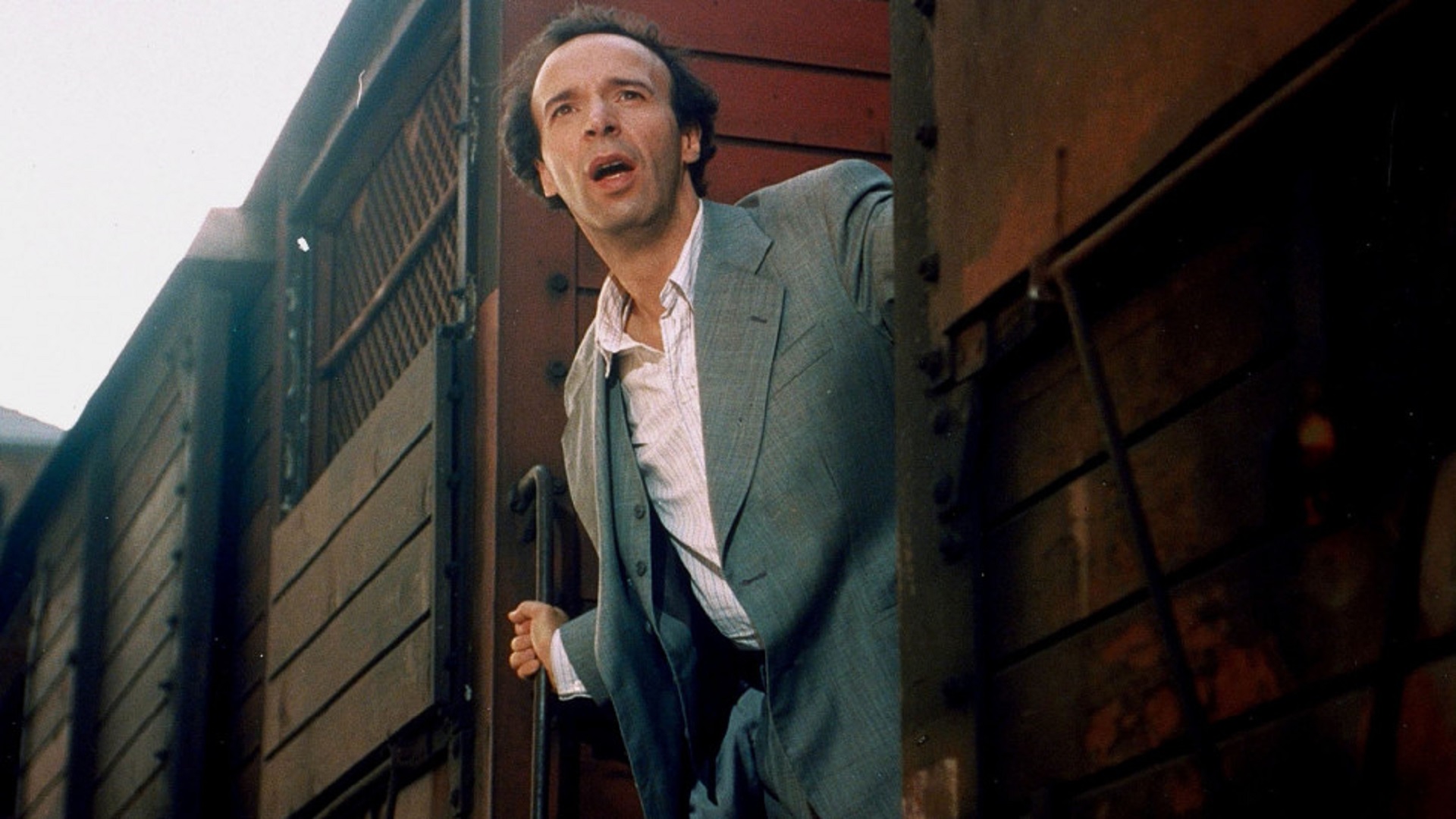 روبرتو بنینی در نقش گوئیدو در حال سوار شدن به قطار در فیلم زندگی زیباست