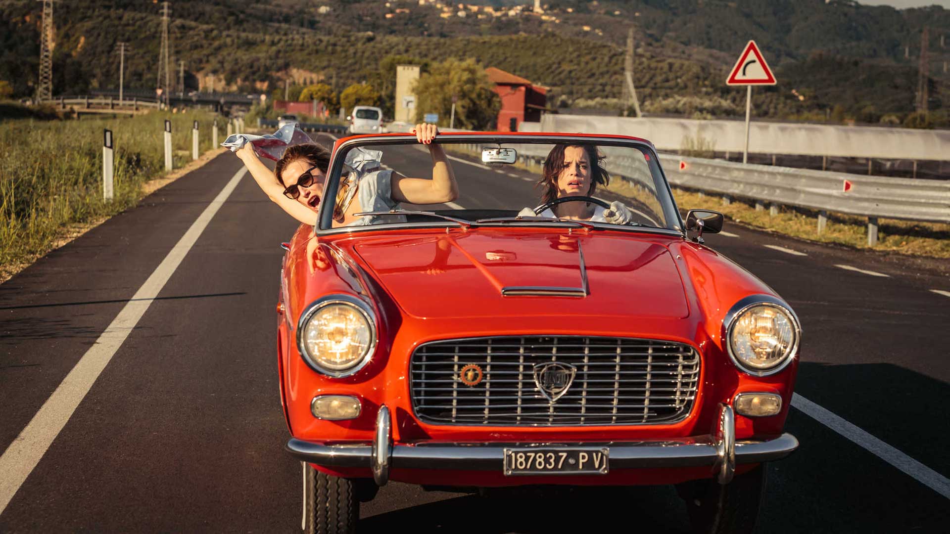 فیلم Like Crazy، محصول سال ۲۰۱۶ میلادی و دو نفر مشغول رانندگی در ماشین قرمزرنگ با ظاهر کلاسیک
