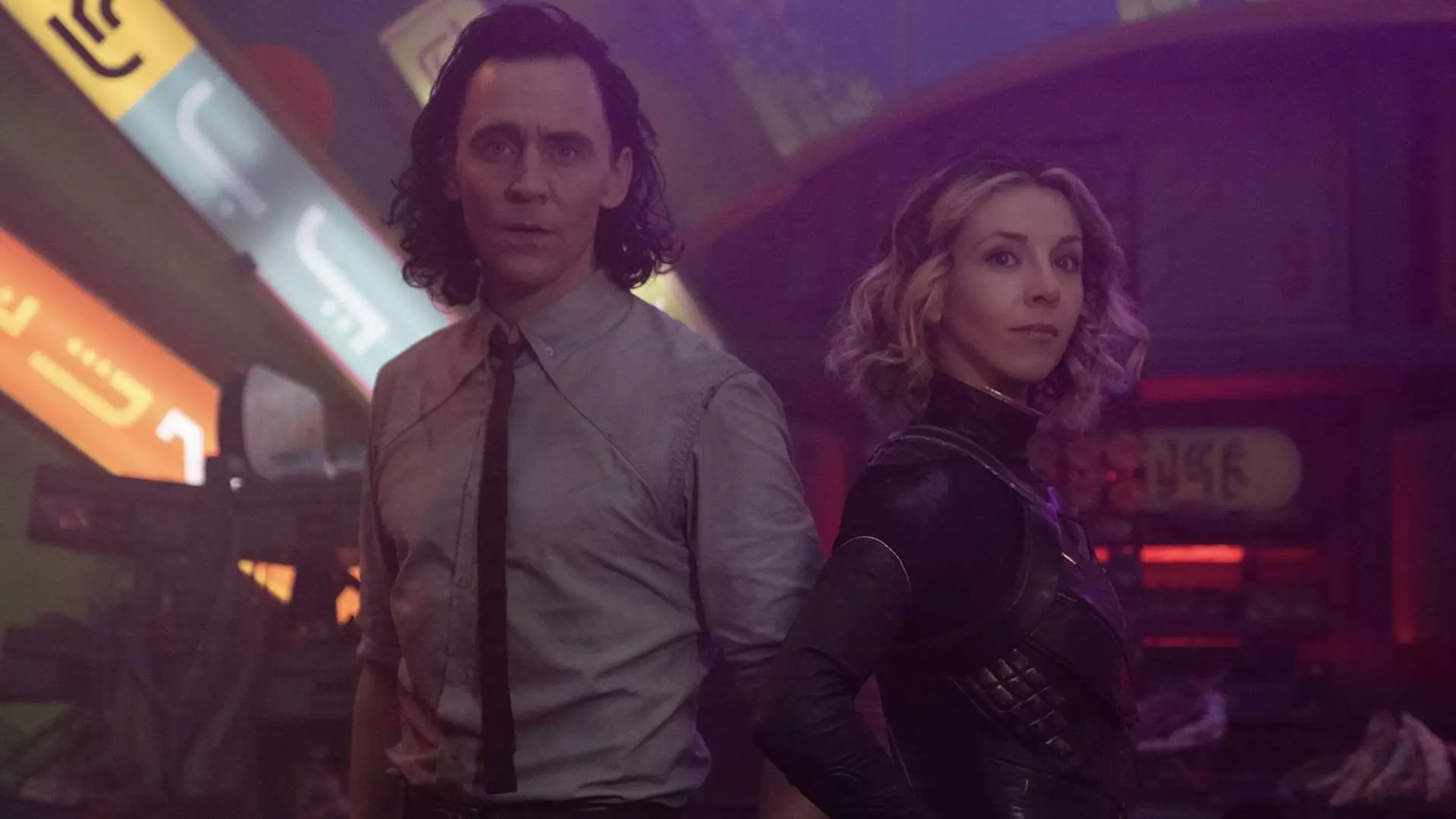 تام هیدلستون در نقش لوکی و سوفیا دی مارتینو در نقش سیلوی در حال مبارزه در شهر در قسمت سوم سریال Loki