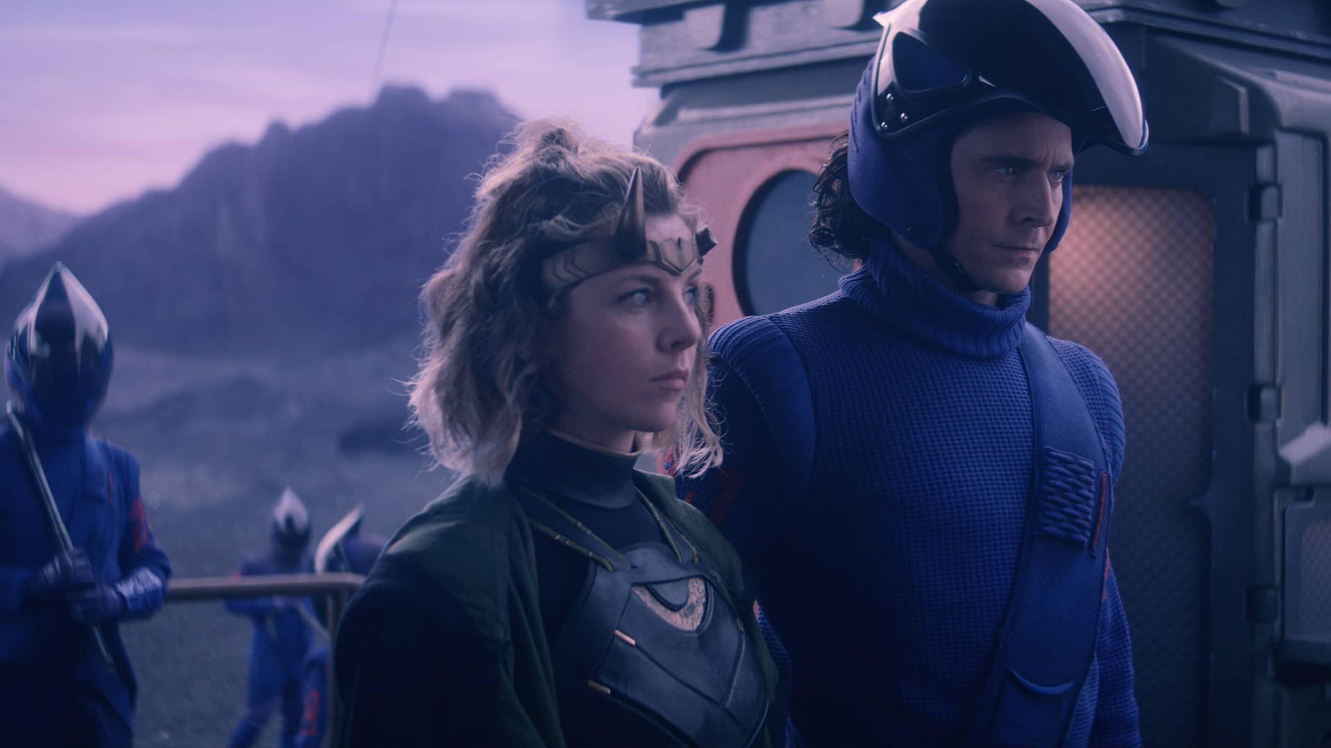 تام هیدلستون در نقش لوکی در ظاهر نیروهای نگهبان سیاره در حال بردن سوفیا دی مارتینو در نقش سیلوی به‌عنوان زندانی در قطار در قسمت سوم سریال Loki