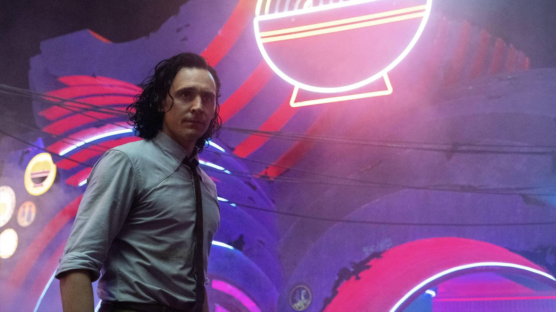 تام هیدلستون در نقش لوکی در حال فرار در شهر در قسمت سوم سریال Loki