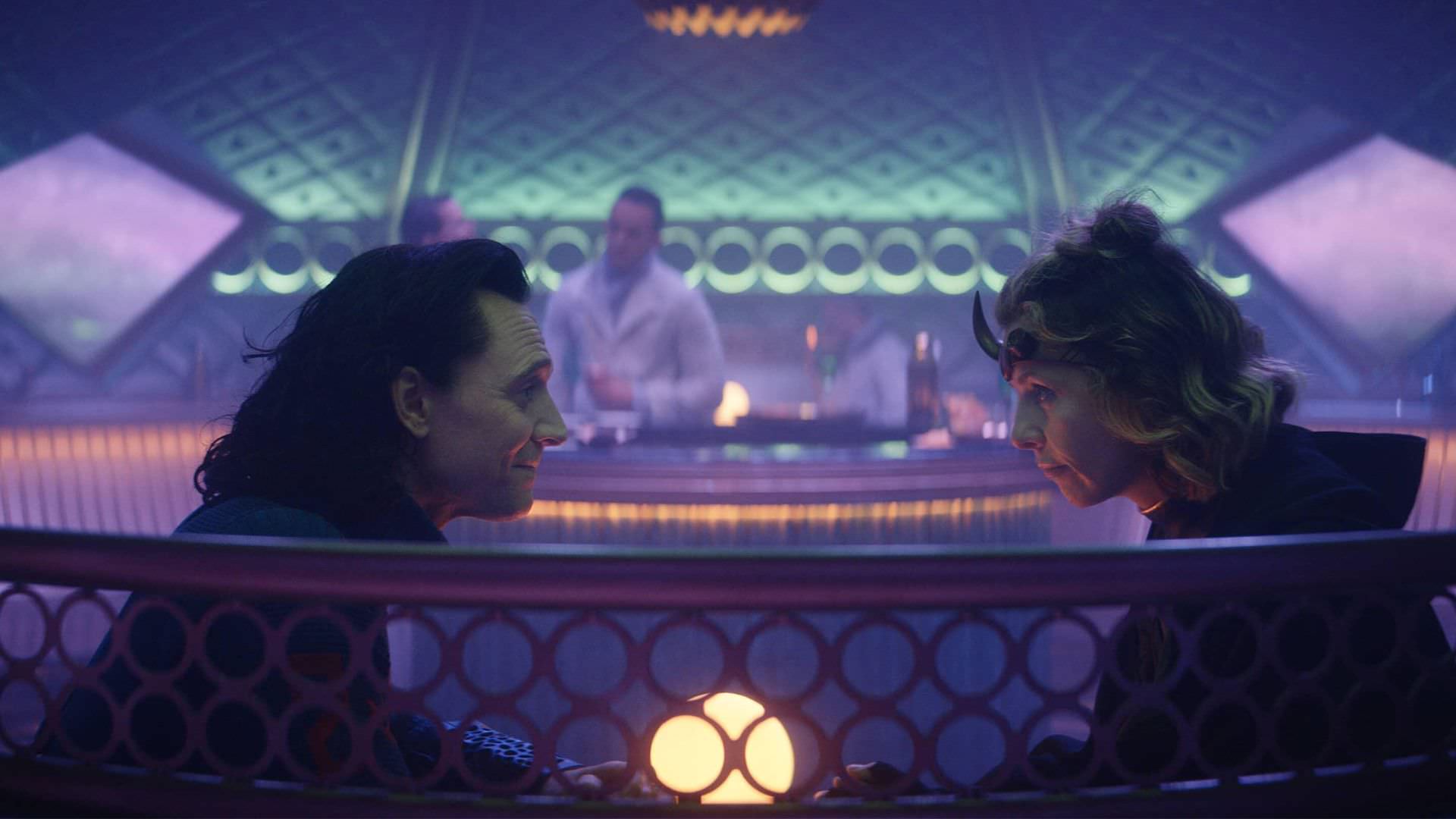 تام هیدلستون در نقش لوکی و سوفیا دی مارتینو در نقش سیلوی در حال صحبت درون قطار در قسمت سوم سریال Loki