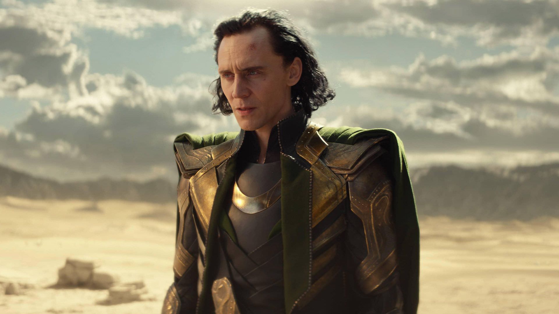 تام هیدلستون در صحرا مغلوستان در قسمت اول سریال Loki