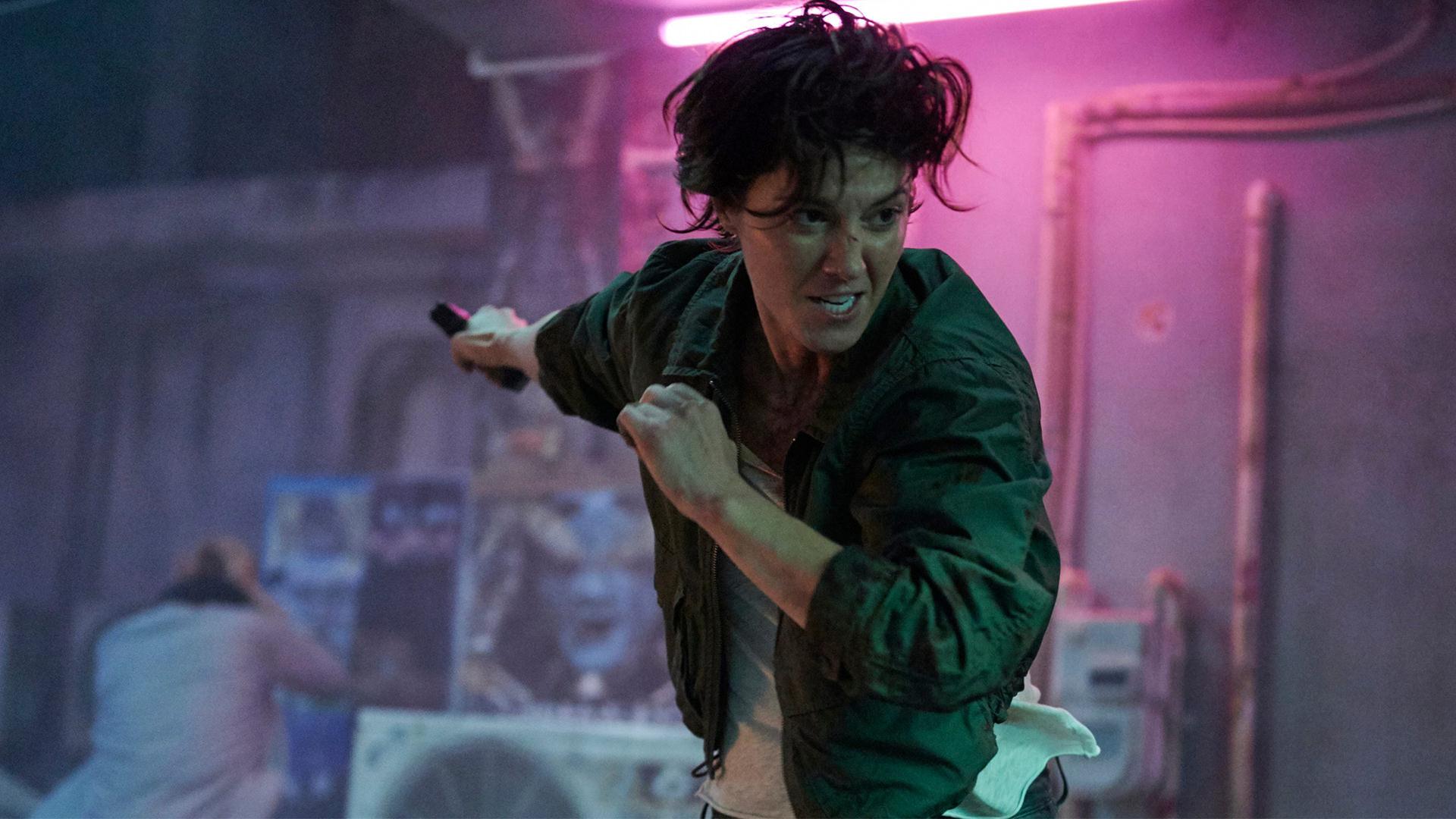مربی الیزابت وینستد در نقش کیت در فیلم Kate در حال مبارزه با دشمنانش با تفنگ