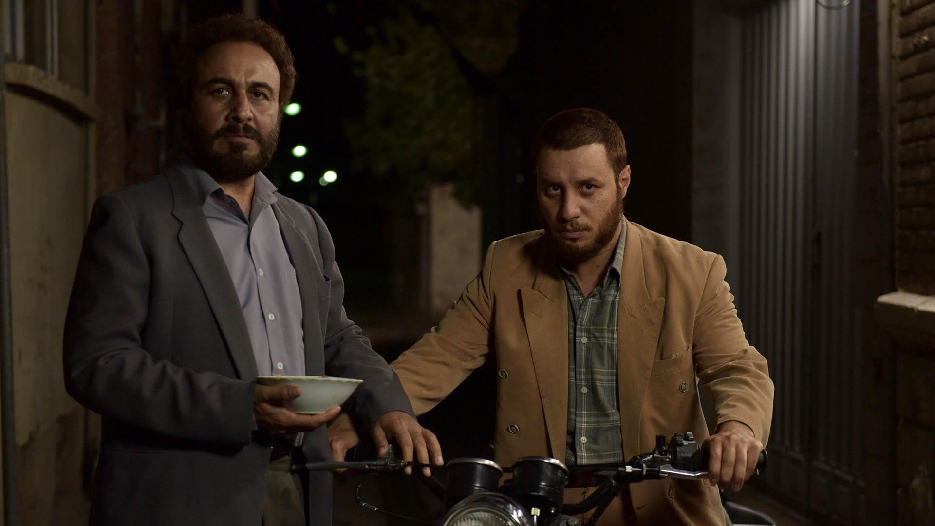 جواد عزتی و رضا عطاران درحال ایفای نقش در فیلم هزارپا
