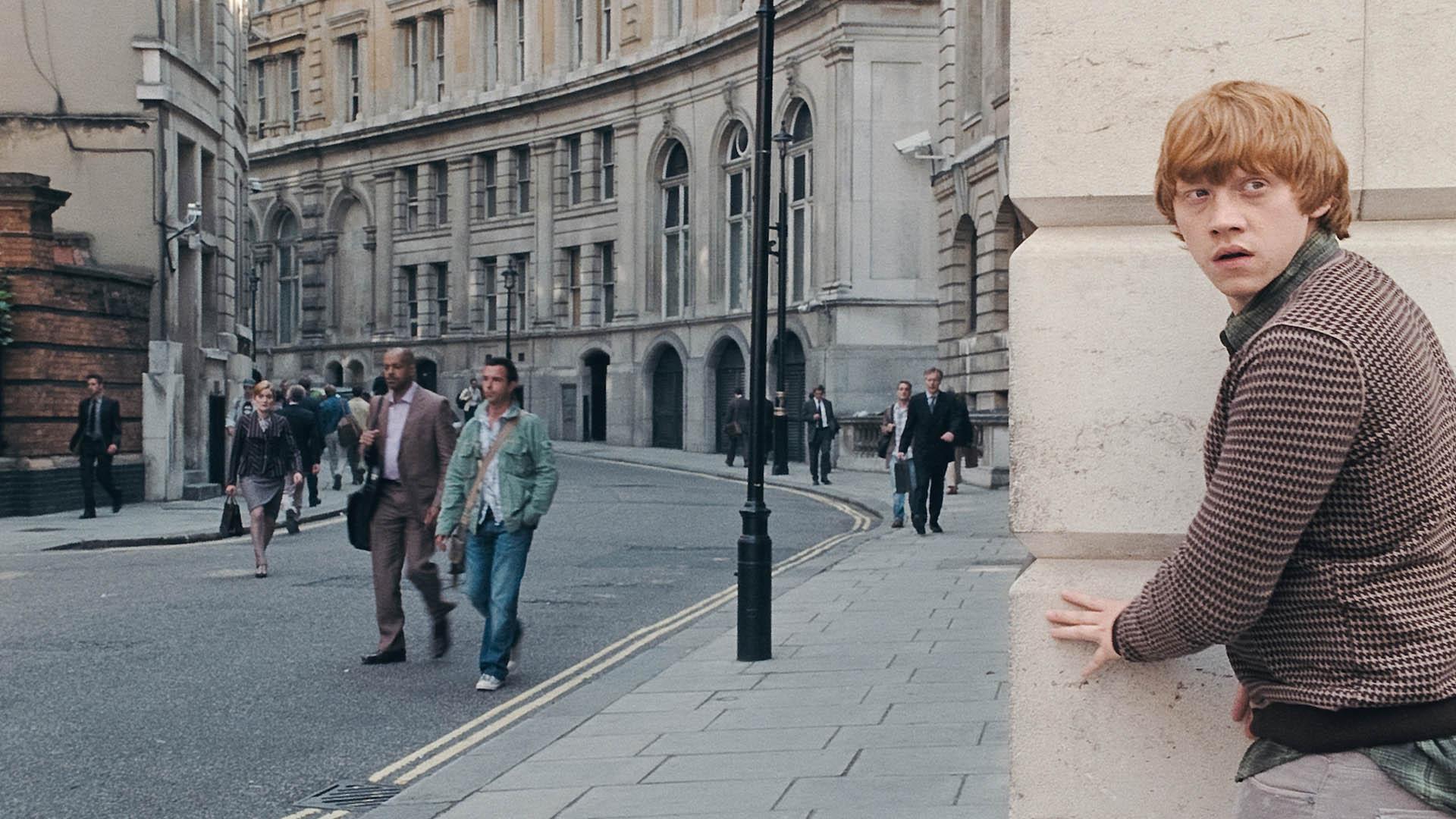 روپرت گرینت در نقش رون در یکی از خیابان‌های لندن در مجموعه سینمایی Harry Potter