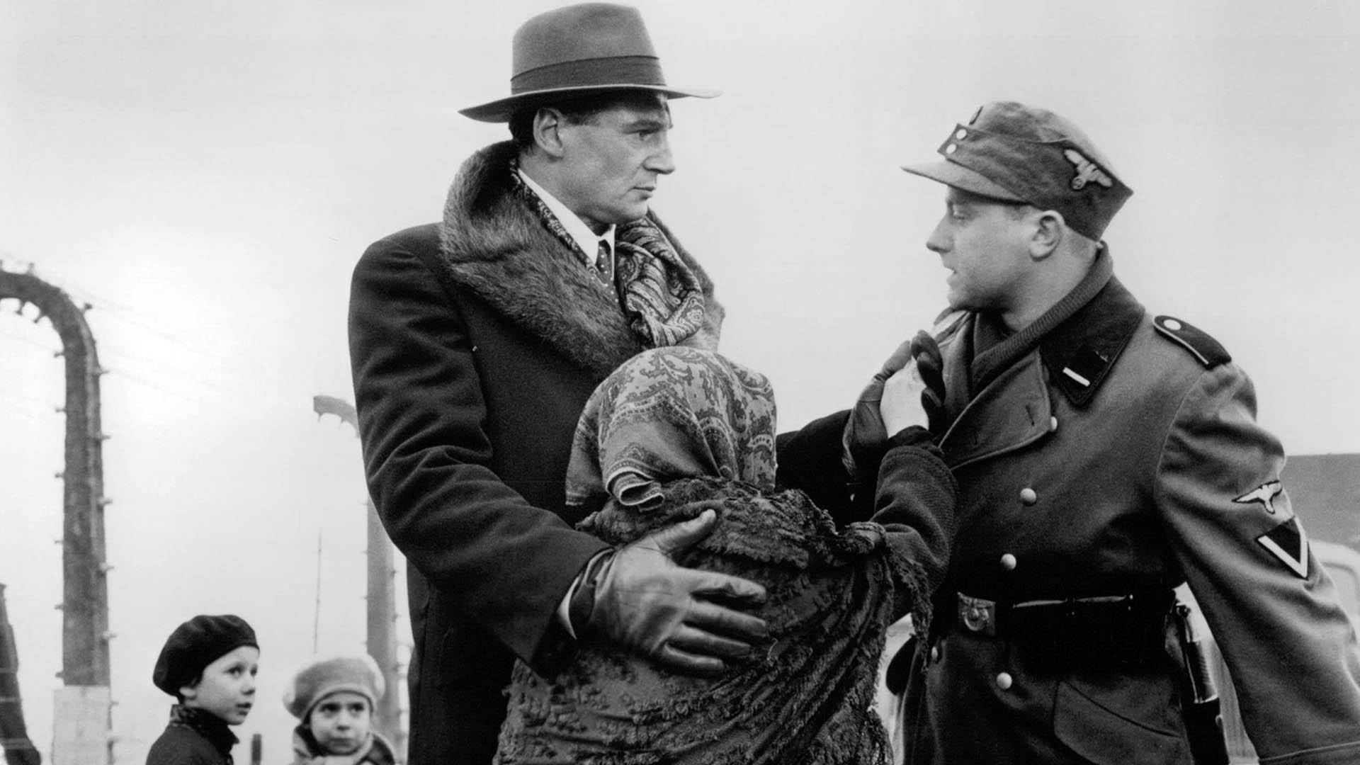 اسکار شیندلر در فیلم schindler's list درحال نجات دادن یک خانم