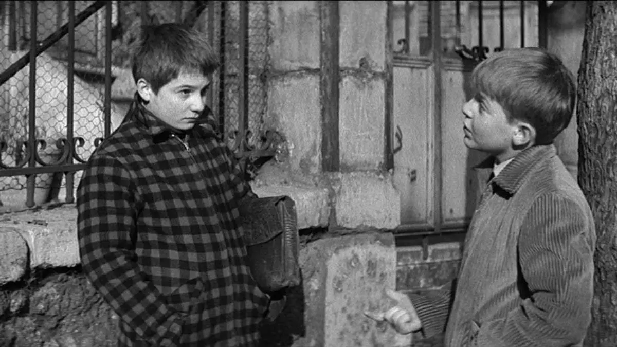 تصویر سیاه و سفید از فیلم The 400 Blows سینمای فرانسه و دو پسر در حال و گفت و گو با یکدیگر