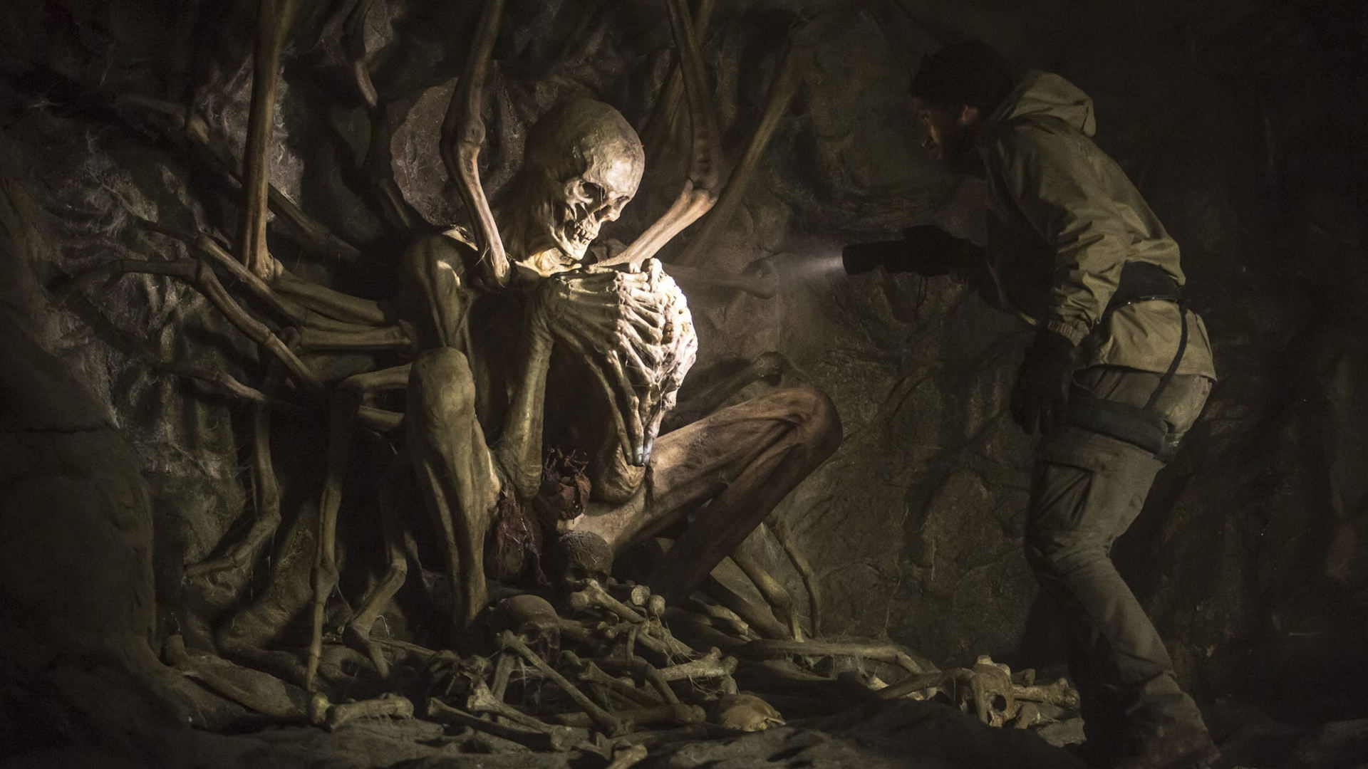 کوه‌نورد در غار با اسکلت مواجه می‌شود فیلم مرد توخالی