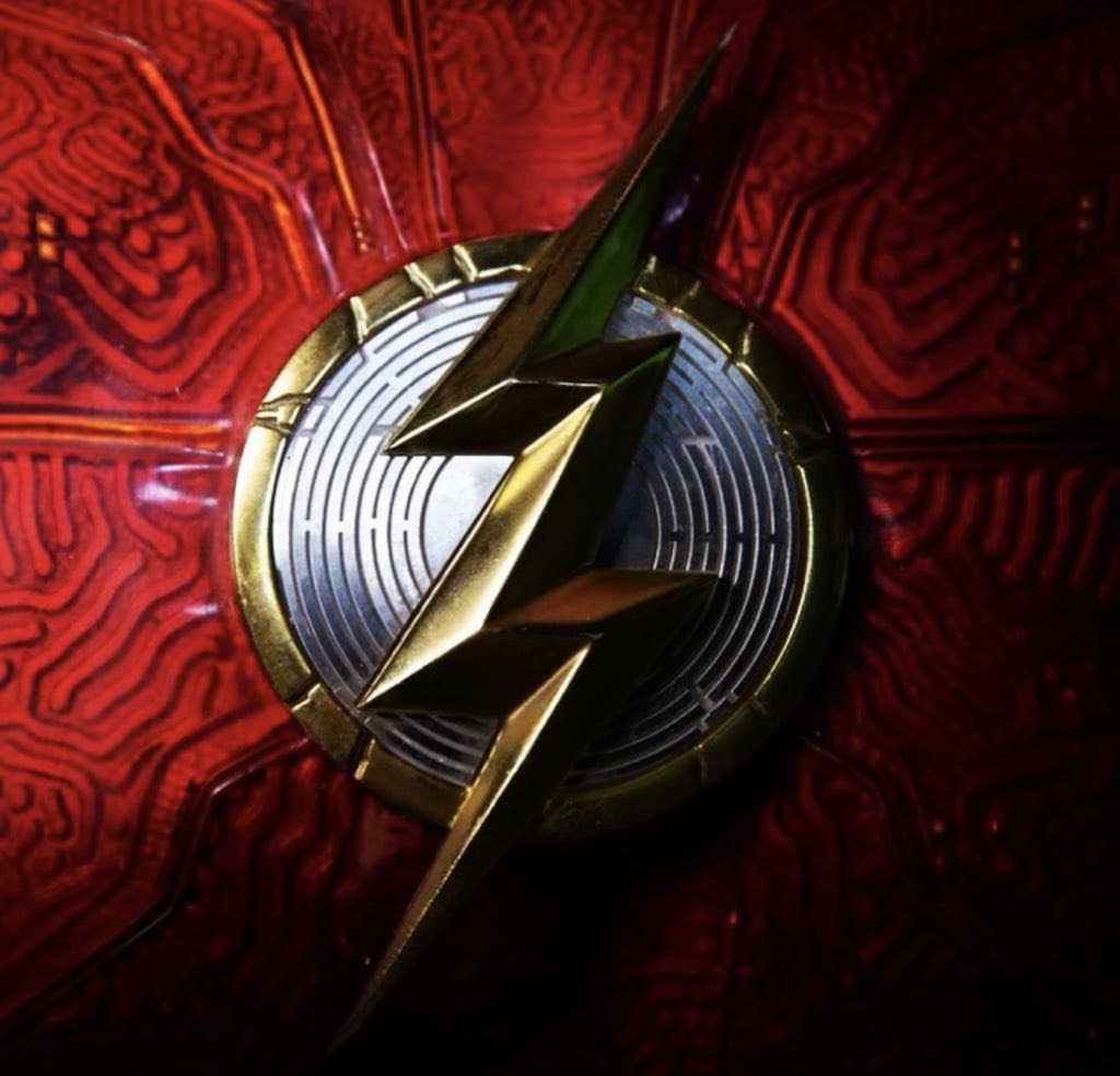 اشاره به لوگو و لباس جدید فلش در فیلم The Flash