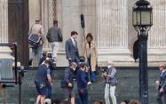 ازرا میلر در نقش بری آلن و کرسی کلمونس در نقش آیریس وست در حال صحبت در پشت صحنه فیلم The Flash در لندن