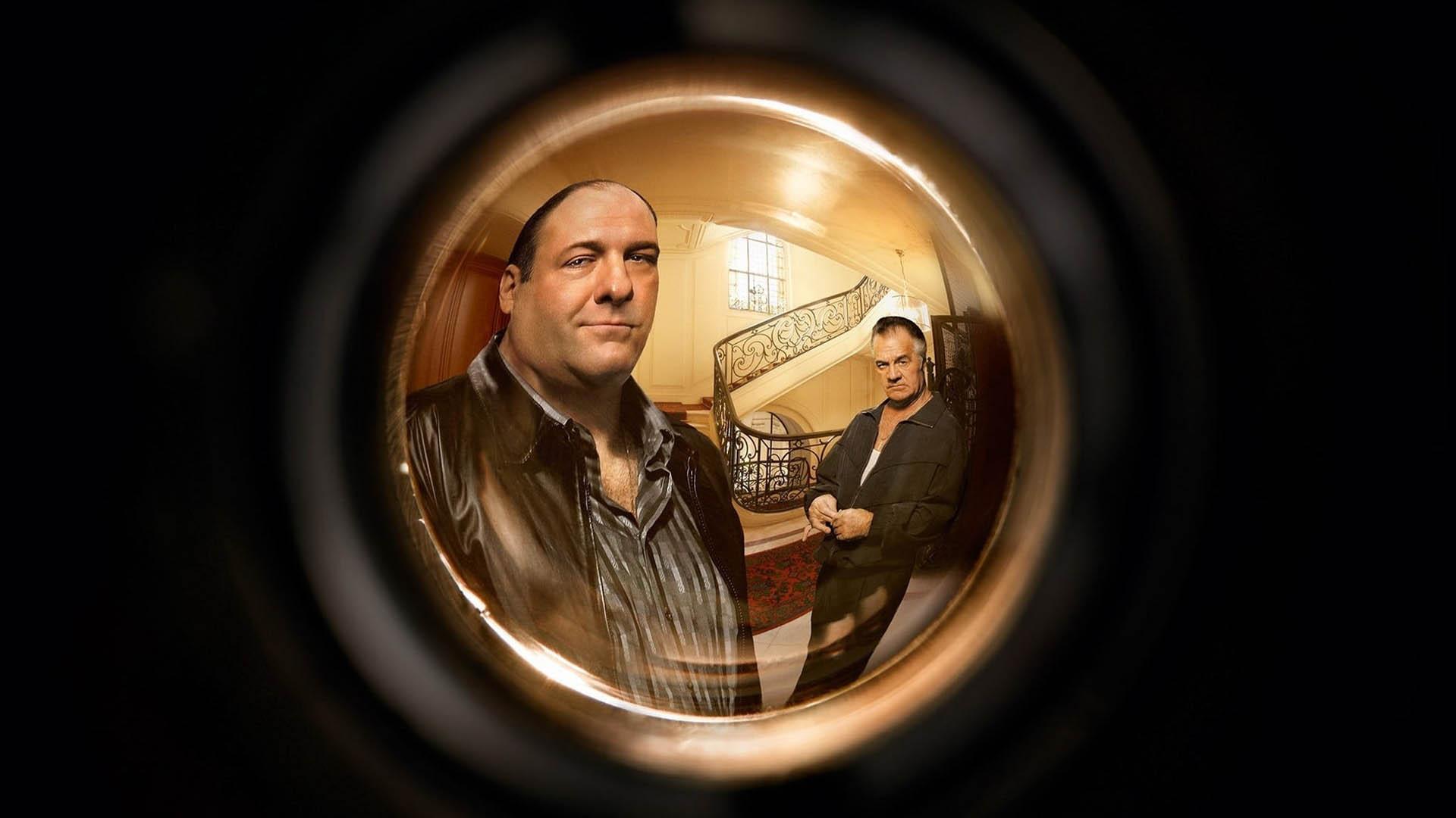 شخصیت تونی سوپرانو و پاولی در سریال The Sopranos در چشمی در یک آپارتمان