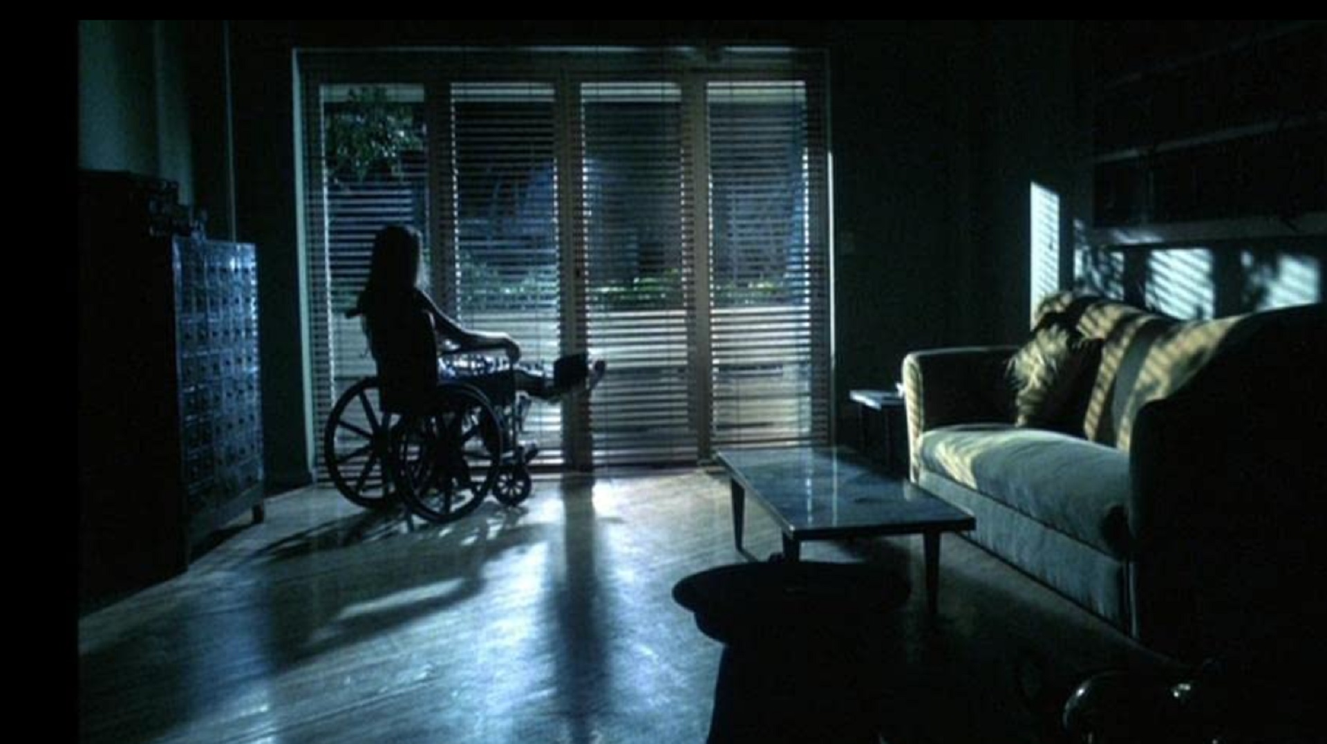 گویا تولدو در نقش مدلی معروف در حال گذراندن دوران بیماری در بیمارستان در فیلم عشق سگی