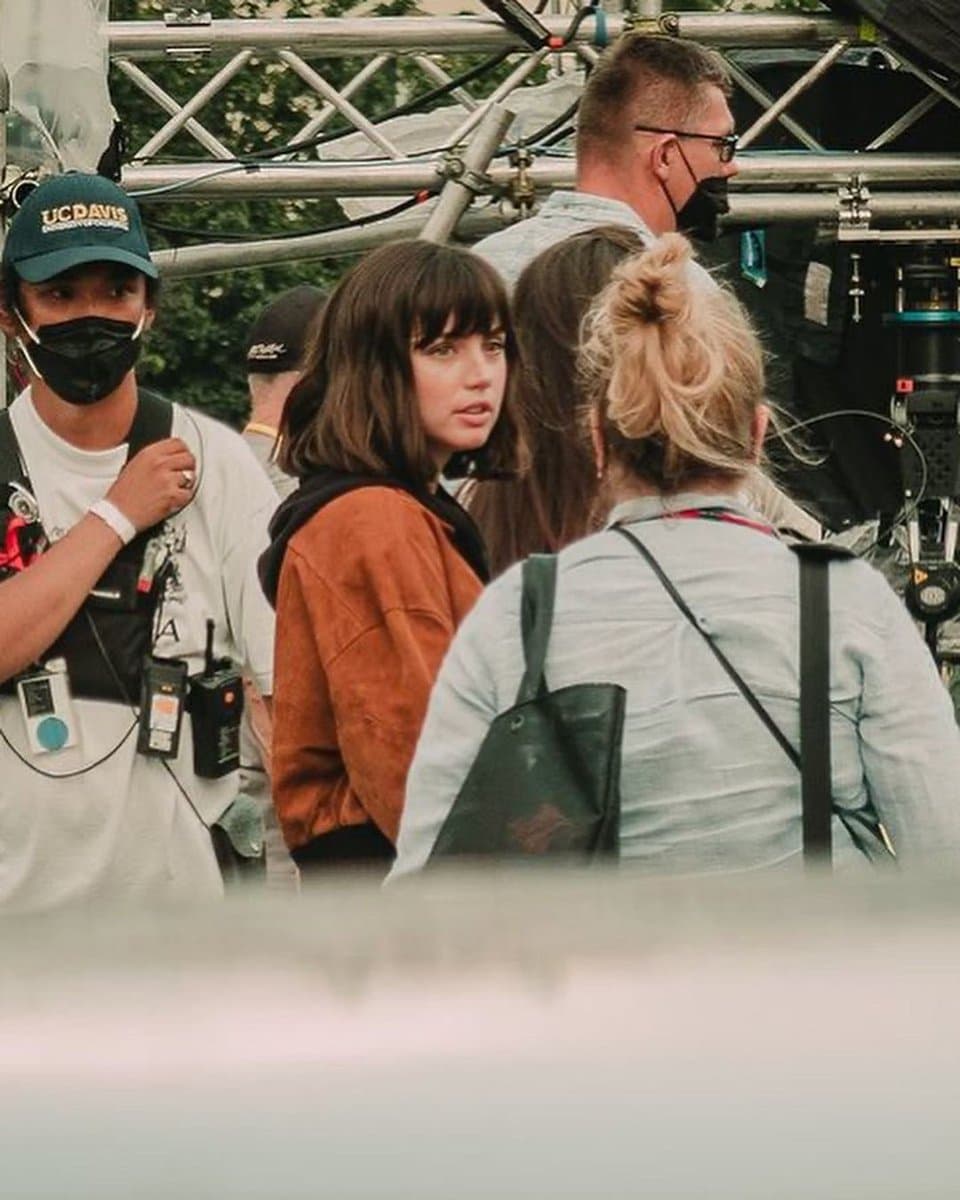 آنا د آرماس در پشت صحنه فیلمبرداری فیلم The Gray Man در کشور چک
