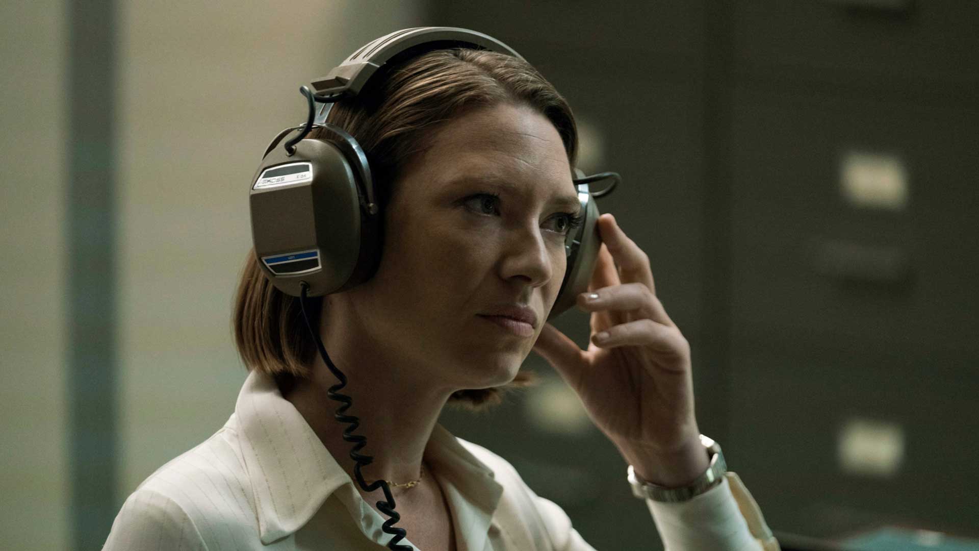 آنا تورو، بازیگر ۴۲ساله استرالیایی نقش تس سریال The Last of Us شبکه HBO مشغول کار با دستگاه روی گوش خود