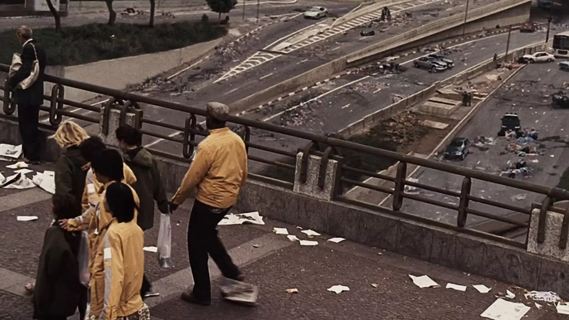 مردم نابینا در حال عبور از روی پل در فیلم کوری