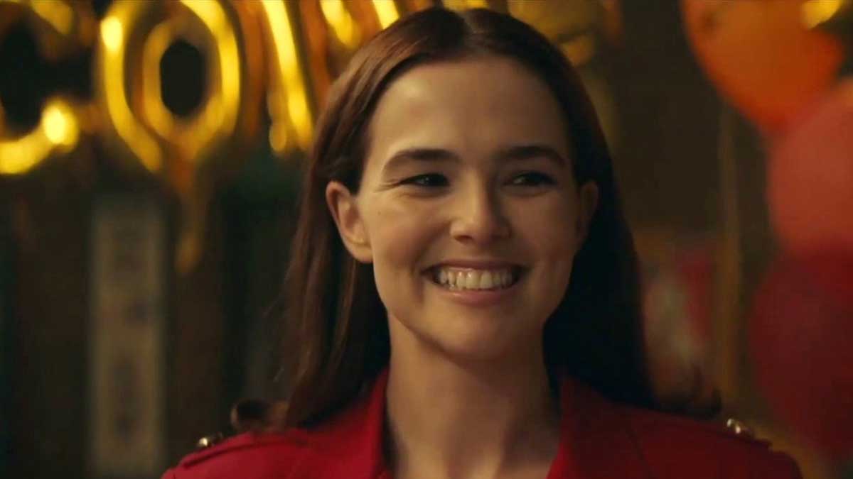 لبخند زوئی دویچ با لباس قرمز و موهای بلند در فیلم Buffaloed