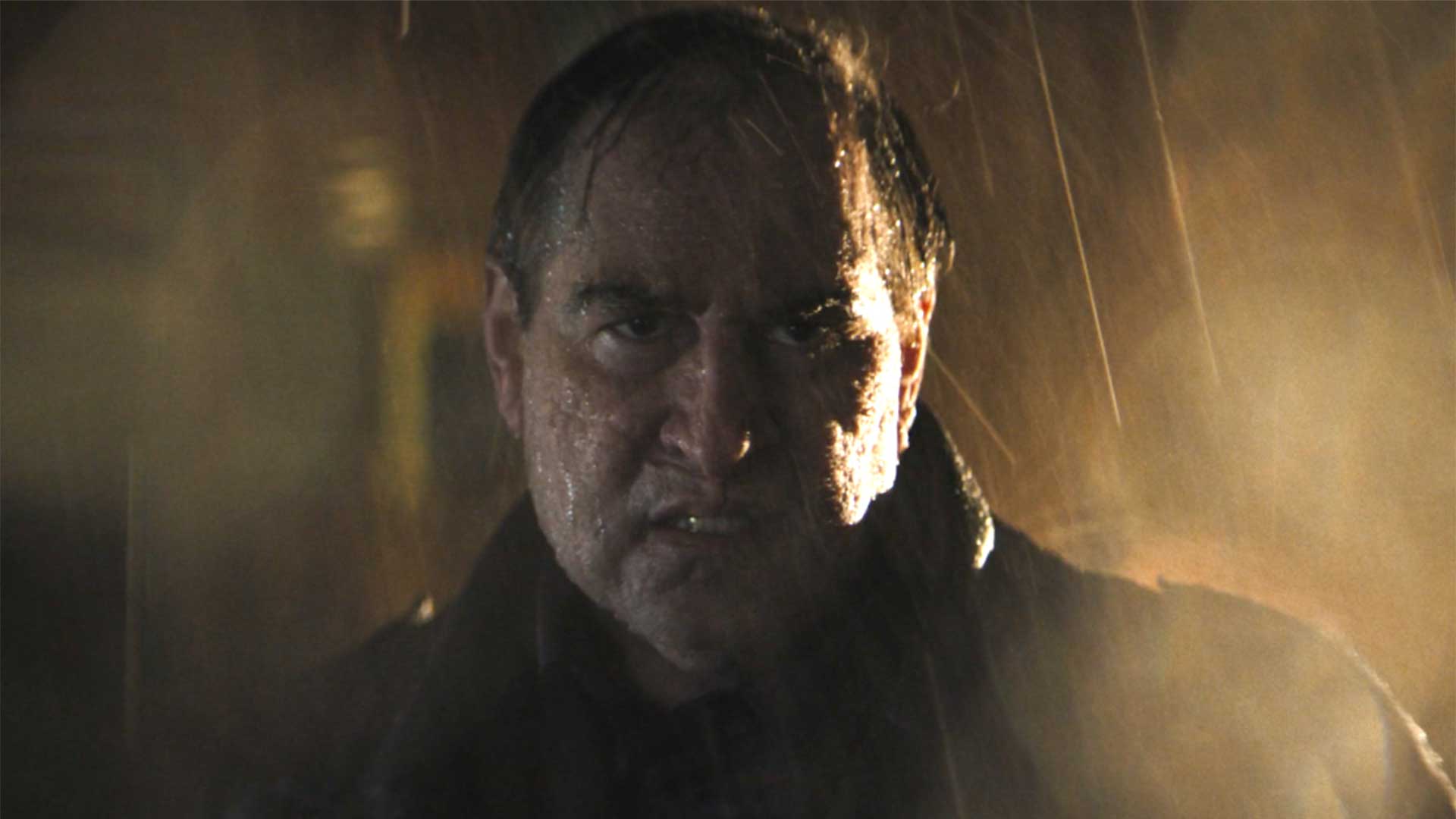 چهره حجیم و گریم شده کالین فارل در نقش آزوالد کاپلبات یا پنگوئن فیلم The Batman زیر باران