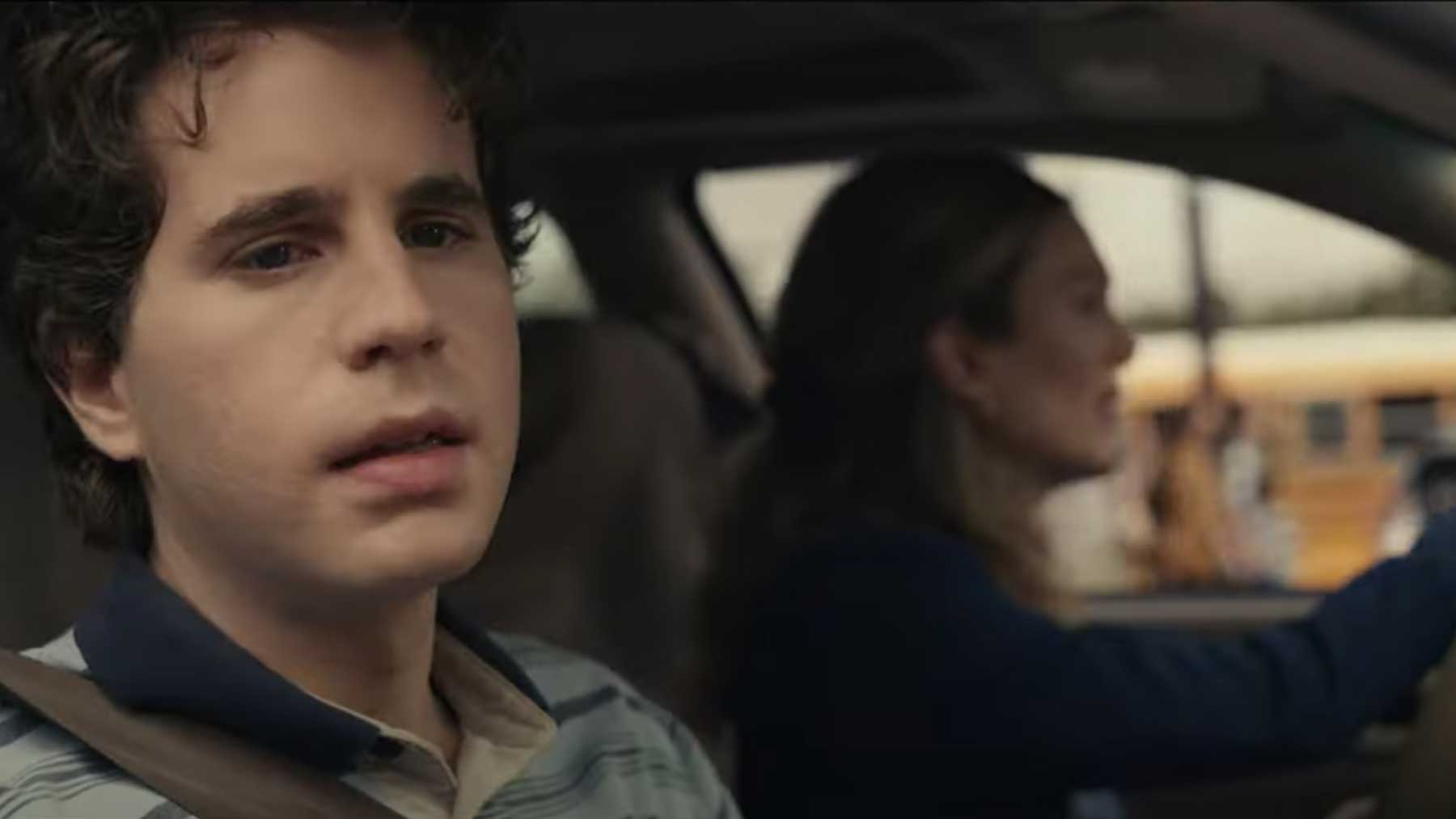 فیلم Dear Evan Hansen، یکی از بهترین فیلم های عاشقانه ۲۰۲۱ و پسر در حال هوا گرفتن از بیرون داخل ماشین