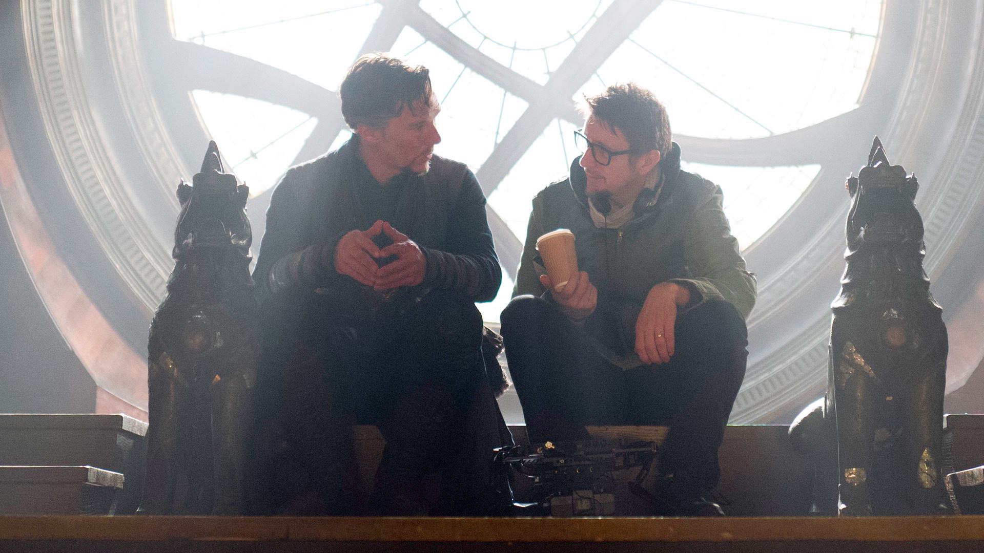 اسکات دریکسون در حال صحبت با بندیکت کامبربچ، بازیگر نقش دکتر استرنج در فیلم Doctor Strange