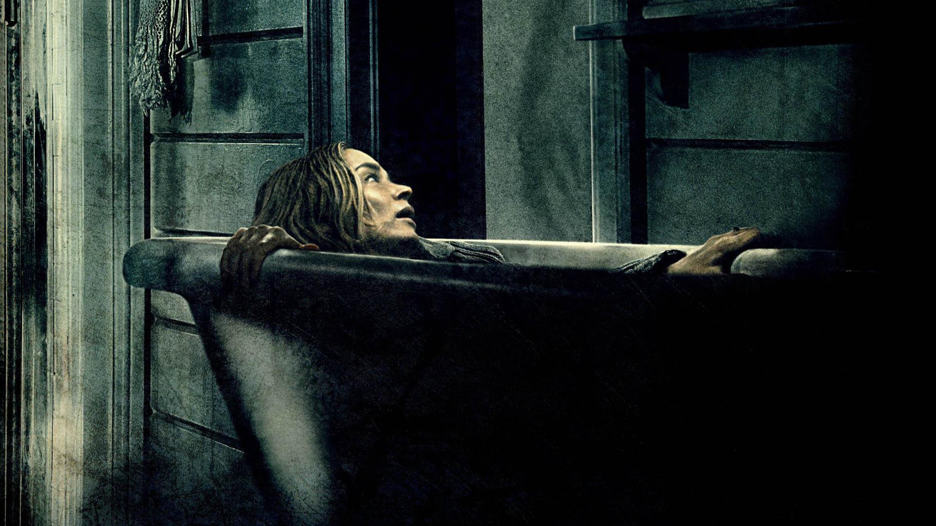امیلی بلانت در نقش اولین آبوت در وان حمام در فیلم a quite place