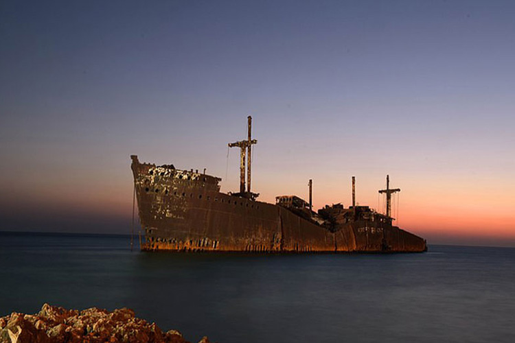 کشتی یونانی کیش در غروب آفتاب